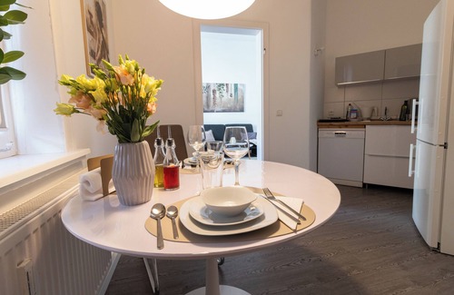 Vahrenwald-List Apartment | Stylish City Apartment at Lister Platz - Central, Quiet, Families-Friendly