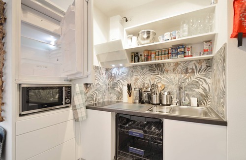 Schwabing-Freimann Apartment | Stylish city apartment for up to 8 people, 5 minutes walk to the subway.