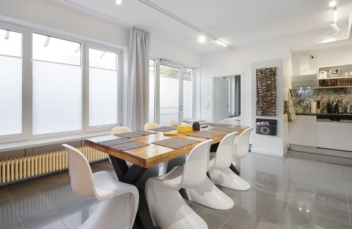 Schwabing-Freimann Apartment | Stylish city apartment for up to 8 people, 5 minutes walk to the subway.