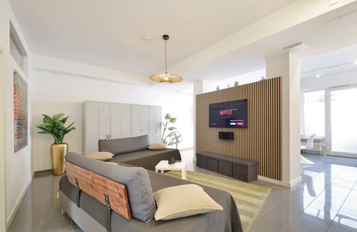Schwabing-Freimann Apartment | Stylish city apartment for up to 8 people, 5 minutes walk to the subway.