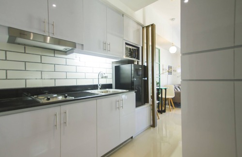 Highway Hills Condo | Stylish City Centre +WIFI+Netflix+Pool