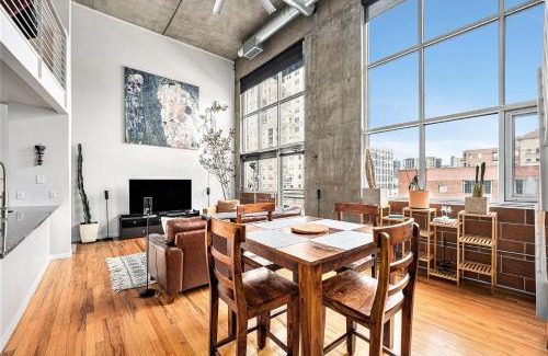 Civic Center Hotel | Stylish City Loft Walk To Dining & Shops
