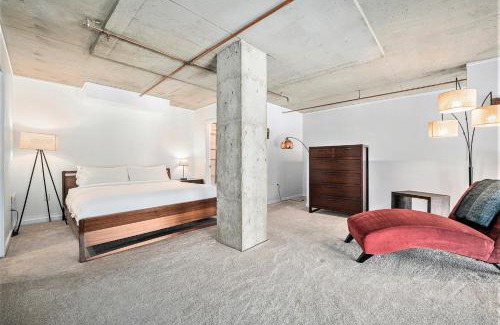 Civic Center Hotel | Stylish City Loft Walk To Dining & Shops