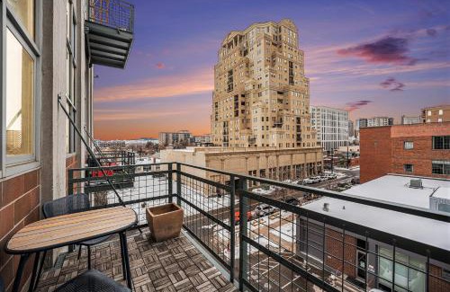 Civic Center Hotel | Stylish City Loft Walk To Dining & Shops