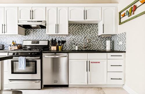 West Colfax Apartment | Stylish City Retreat - King Beds - Walk to Sloans Lake