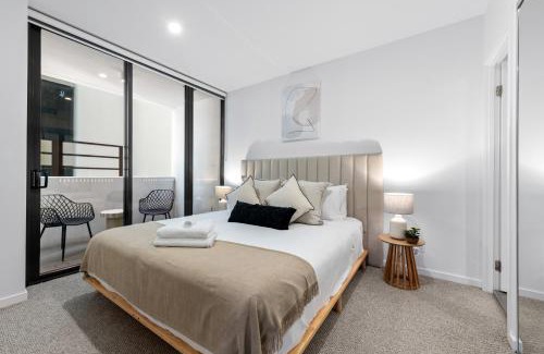 South Brisbane Apartment | Stylish City View Apt and Best Location with Pool and Gym