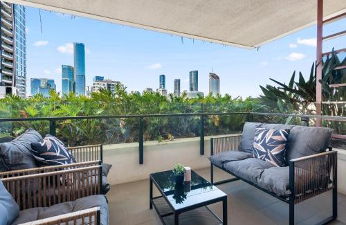 South Brisbane Apartment | Stylish City View Apt and Best Location with Pool and Gym