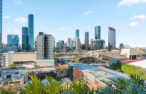 South Brisbane Apartment | Stylish City View Apt and Best Location with Pool and Gym