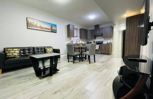 West Abbotsford House | Stylish, clean&cozy new 2 bedroom guest suite
