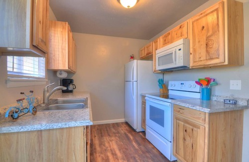 Grand Junction House | Stylish, Clean Townhome! Centrally Located, Pet Friendly! Fast WiFi