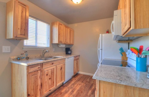 Grand Junction House | Stylish, Clean Townhome! Centrally Located, Pet Friendly! Fast WiFi