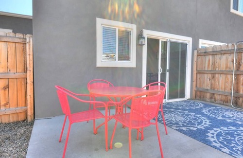 Grand Junction House | Stylish, Clean Townhome! Centrally Located, Pet Friendly! Fast WiFi