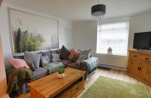 Skelton-in-Cleveland House | Stylish Coastal Cottage with Hot Tub and Garden Sleeps 8