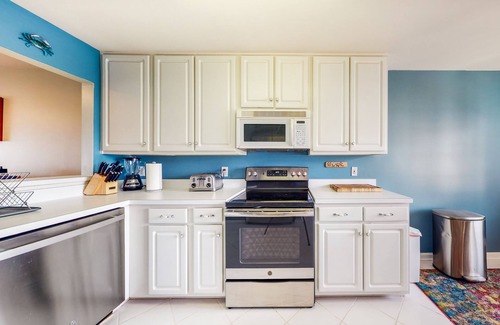 Ocean View House | Stylish coastal gem with amazing river & bay views - steps to sandy beach
