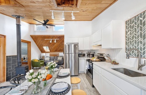 Portsmouth Condo | Stylish Coastal Suite Newport county Pet OK/Yard