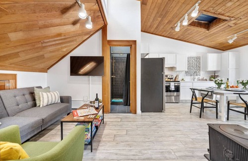 Portsmouth Condo | Stylish Coastal Suite Newport county Pet OK/Yard