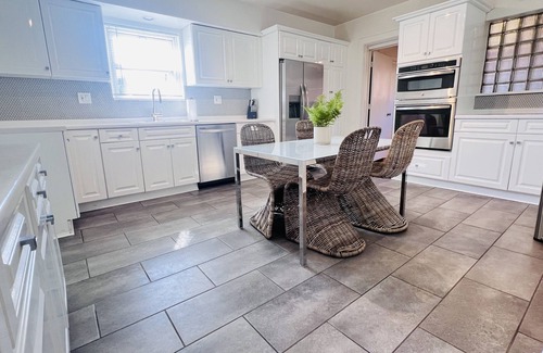 Shadyside House | Stylish Comfort - Bright & Airy Home @ Prime Spot