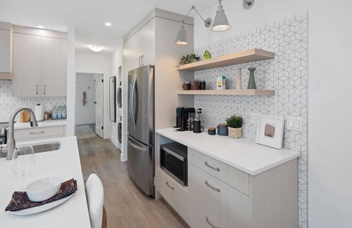 James Bay House | Stylish comfort in James Bay - 5 min walk to the breakwater