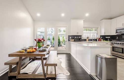College Park House | Stylish Comfort/Modern/Chef Kitchen/4 BR/2 Baths