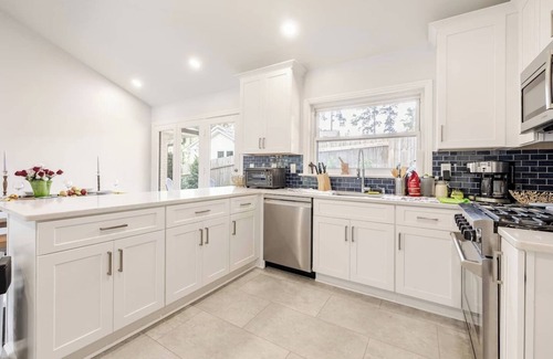 College Park House | Stylish Comfort/Modern/Chef Kitchen/4 BR/2 Baths