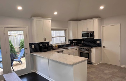 College Park House | Stylish Comfort Modern Chef Kitchen 4 BR 2 Baths