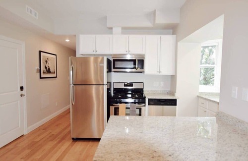 Highland Park Condo | Stylish, Comfortable Luxury | Near T