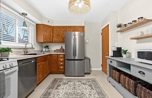 Plymouth House | Stylish, comfy 3 bed retreat steps from DTP