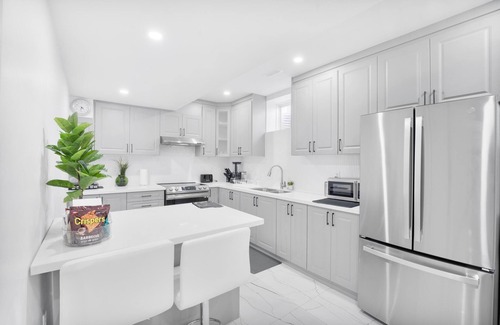 Brampton Apartment | Stylish & Comfy ~ Convenient Location ~ Queen Beds
