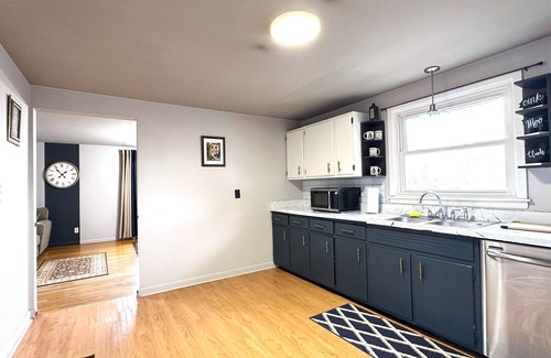 North Buffalo Apartment | Stylish & Comfy Haven near Niagara Falls ~ UB in safe Neighborhood!