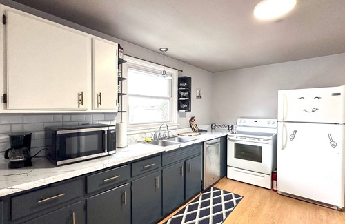 North Buffalo Apartment | Stylish & Comfy Haven near Niagara Falls ~ UB in safe Neighborhood!