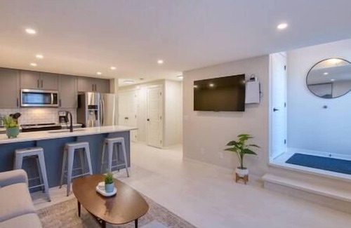 Northwest Calgary Apartment | Stylish & Comfy Mountain Escape King Bed 1 Hour from Banff National Park