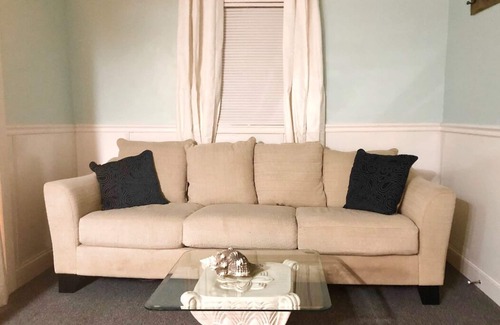 San Carlos Park House | ★Stylish & Comfy★ Private Entry, ♛Queen Bed + Pkg