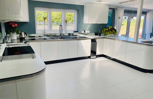 Todber House | Stylish Contemporary 5 bed , 4 bathrooms house near Shaftesbury gated entry