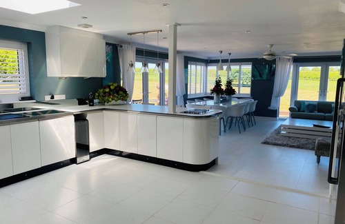 Todber House | Stylish Contemporary 5 bed , 4 bathrooms house near Shaftesbury gated entry