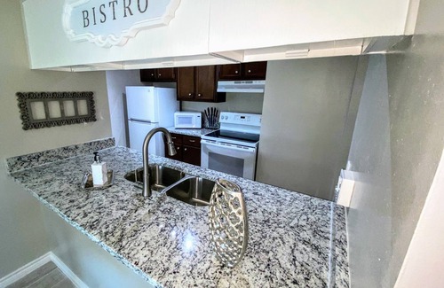 North San Antonio - SAT Condo | Stylish Condo Baptist H. DWTN 6 Flags River Walk pearl Cantera Sea World Central