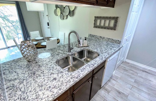 North San Antonio - SAT Condo | Stylish Condo Baptist H. DWTN 6 Flags River Walk pearl Cantera Sea World Central
