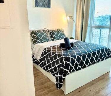 CityPlace Apartment | Stylish Condo Downtown Near CN Tower - Free parking