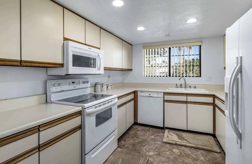 Palm Springs Condo | Stylish Condo with Panoramic View & Community Pool