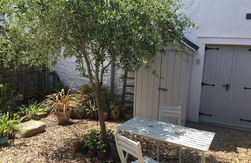 Gunwalloe Cottage | Stylish, contemporary cottage for two close to the sea, beaches and village pub