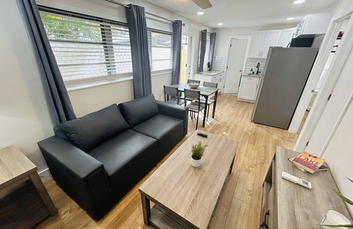 Lake Ridge Apartment | Stylish & Convenient 2 BR Apt