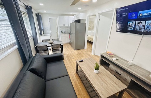 Lake Ridge Apartment | Stylish & Convenient 2 BR Apt