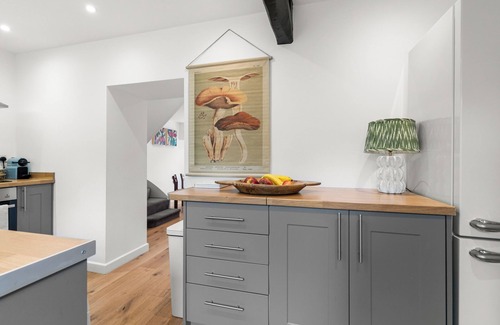 Barnsley Cottage | Stylish, Cosy Cotswolds House & beautiful garden