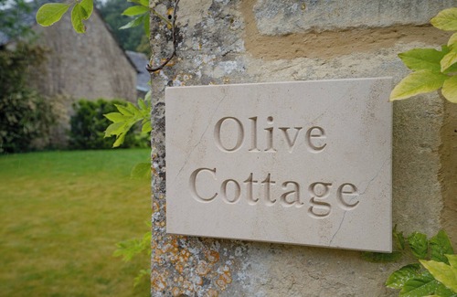 Barnsley Cottage | Stylish, Cosy Cotswolds House & beautiful garden