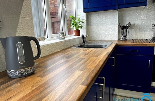 Bloxwich House | Stylish Cosy Home - M42, Airport, NEC & Train St
