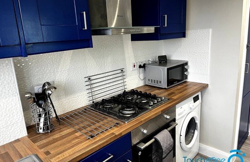 Bloxwich House | Stylish Cosy Home - M42, Airport, NEC & Train St