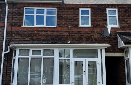 Bloxwich House | Stylish Cosy Home - M42, Airport, NEC & Train St