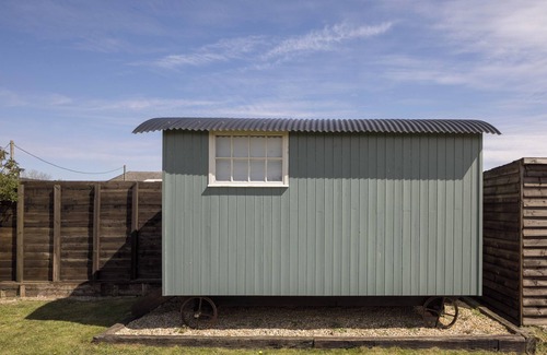 Croydon Cottage | Stylish cottage, countryside views, wood burning hot tub, 20 mins to Cambridge