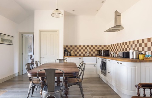 Croydon Cottage | Stylish cottage, courtyard view, wood burning hot tub, 20 mins to Cambridge