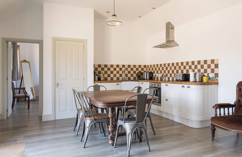 Croydon Cottage | Stylish cottage, courtyard view, wood burning hot tub, 20 mins to Cambridge