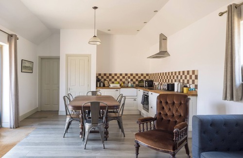 Croydon Cottage | Stylish cottage, courtyard view, wood burning hot tub, 20 mins to Cambridge